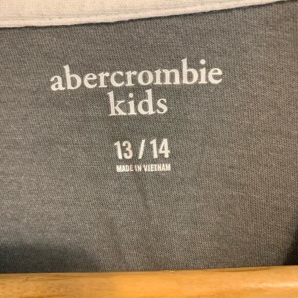 Abercrombie Kids Gray V-Neck Short Sleeve T-Shirt - Picture 4 of 6